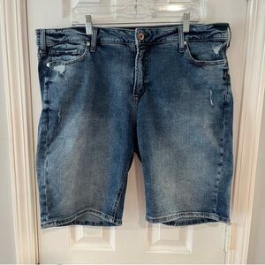 Silver Elyse Bermuda shorts. Size 18